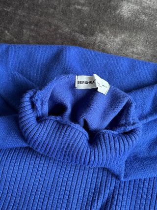 Jersey azul cuello alto