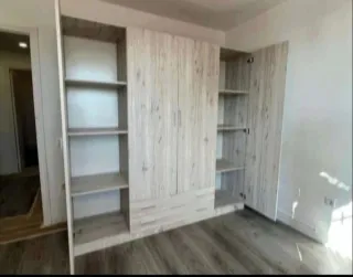 Armario de madera color beige/marrón