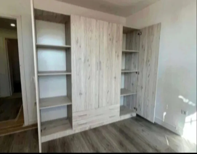 Armario de madera color beige/marrón