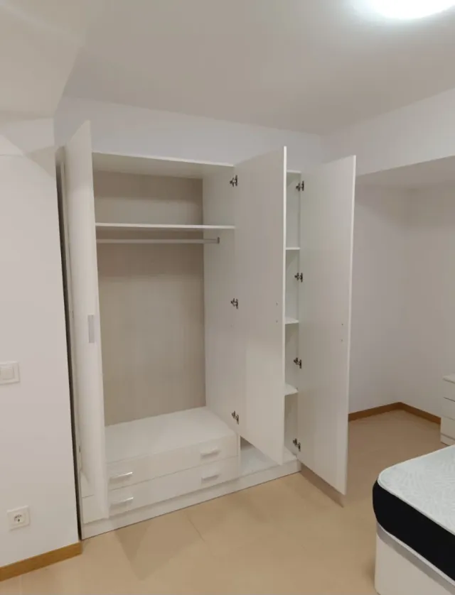 Armario de madera color beige/marrón