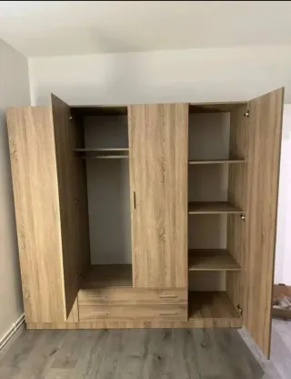 Armario de madera color beige/marrón