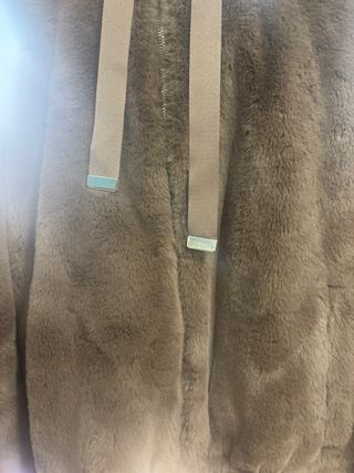 Abrigo de pelo con capucha