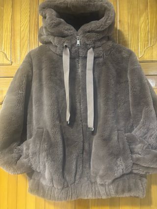 Abrigo de pelo con capucha