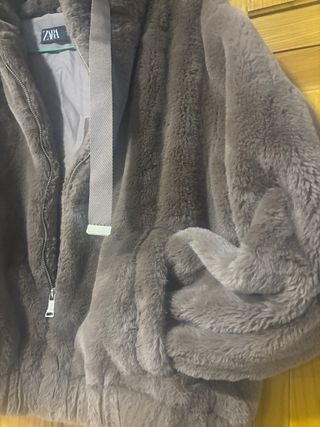 Abrigo de pelo con capucha