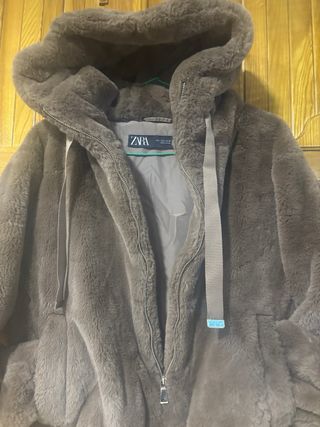 Abrigo de pelo con capucha