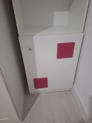 Estantería blanca con detalles rosas