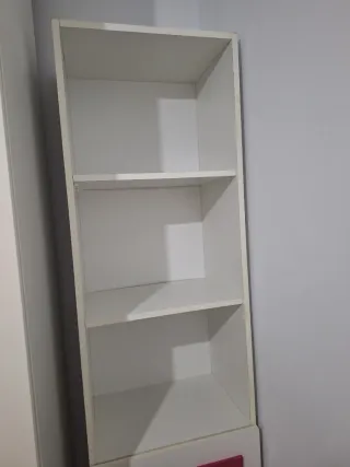 Estantería blanca con detalles rosas