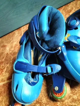 Patines en línea azules para niños