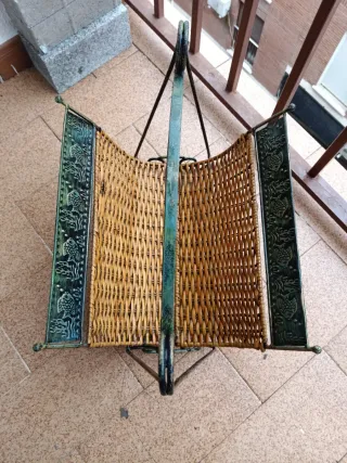 Revistero de mimbre y metal con peces