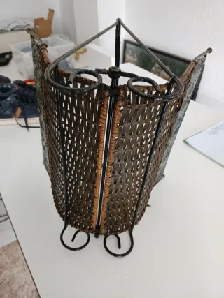 Revistero de mimbre y metal con peces