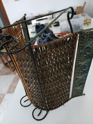 Revistero de mimbre y metal con peces