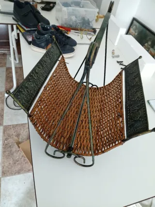 Revistero de mimbre y metal con peces