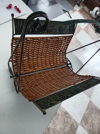 Revistero de mimbre y metal con peces