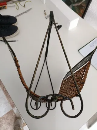 Revistero de mimbre y metal con peces