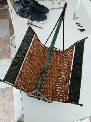 Revistero de mimbre y metal con peces