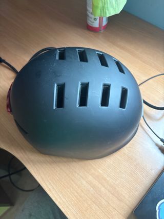 Casco patinete con luz trasera