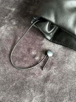 Abrigo negro efecto cuero