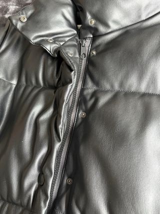 Abrigo negro efecto cuero