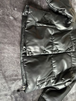 Abrigo negro efecto cuero