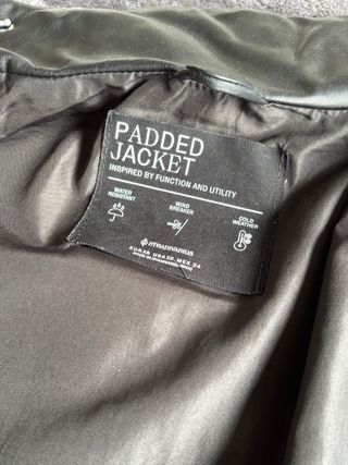 Abrigo negro efecto cuero