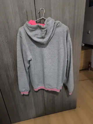 Sudadera gris con capucha y logo rosa