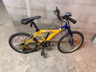 Bicicleta infantil amarilla y azul
