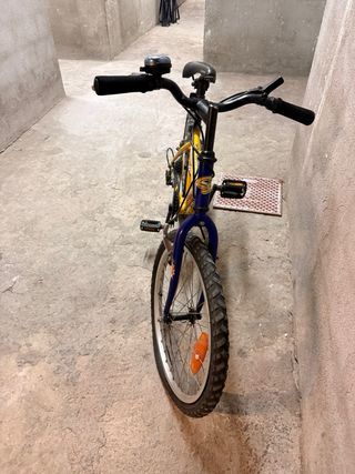 Bicicleta infantil amarilla y azul