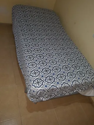 Se alquila habitación .Con derecho a toda la casa.