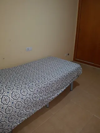 Se alquila habitación .Con derecho a toda la casa.