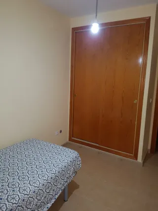Se alquila habitación .Con derecho a toda la casa.