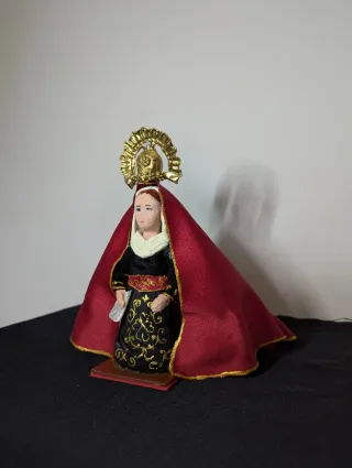Virgen con manto rojo y corona dorada