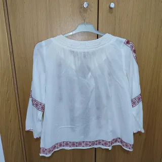 Blusa blanca con detalles naranja – Fórmula Joven