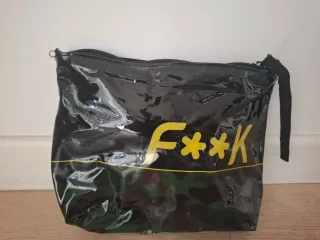 Bustina F**K nera con dettagli gialli