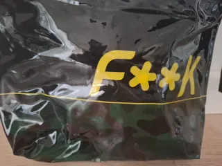 Bustina F**K nera con dettagli gialli