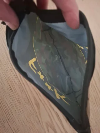 Bustina F**K nera con dettagli gialli