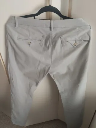 Pantalón chino gris hombre
