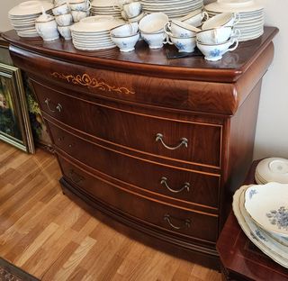 Cómoda clásica de madera estilo Bombé Francés