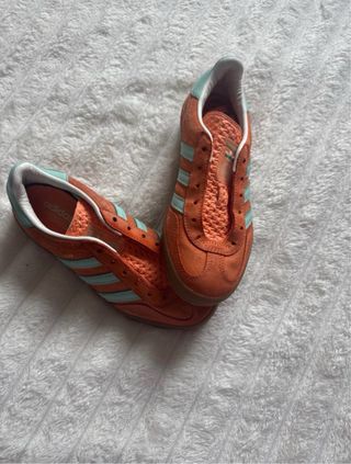 Botines adidas gazelle naranjas
