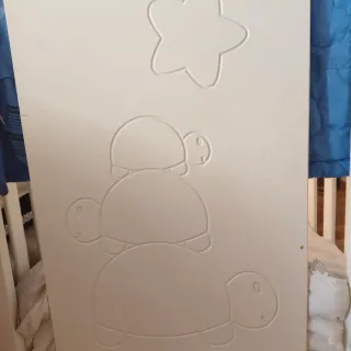 Cuna de bebé con estampado de tortugas y estrellas