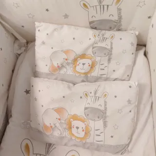 Cuna de bebé con estampado de tortugas y estrellas