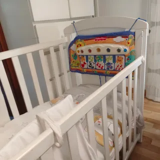 Cuna de bebé con estampado de tortugas y estrellas