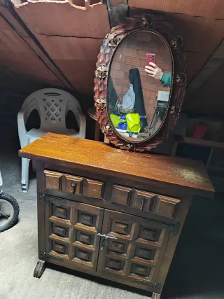 Mueble antiguo de madera con espejo