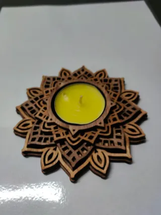 Portacandele in legno decorato