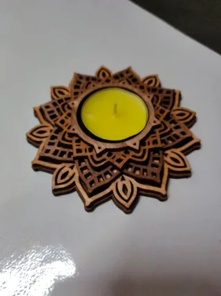 Portacandele in legno decorato