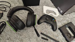 Xbox Series X + Cuffie ufficiali + Accessori
