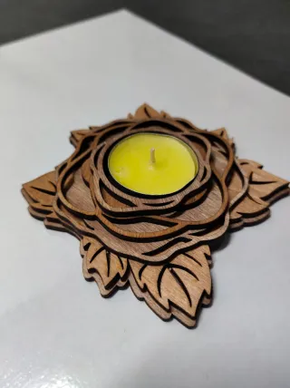 Portacandele in legno a forma di rosa