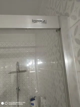 Mampara de ducha con diseño de hojas