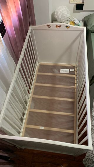 Cuna de bebé blanca