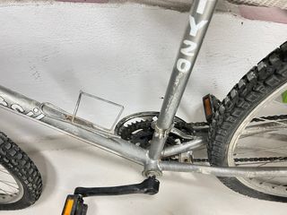 Bicicleta de montaña plateada