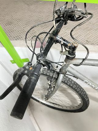 Bicicleta de montaña plateada